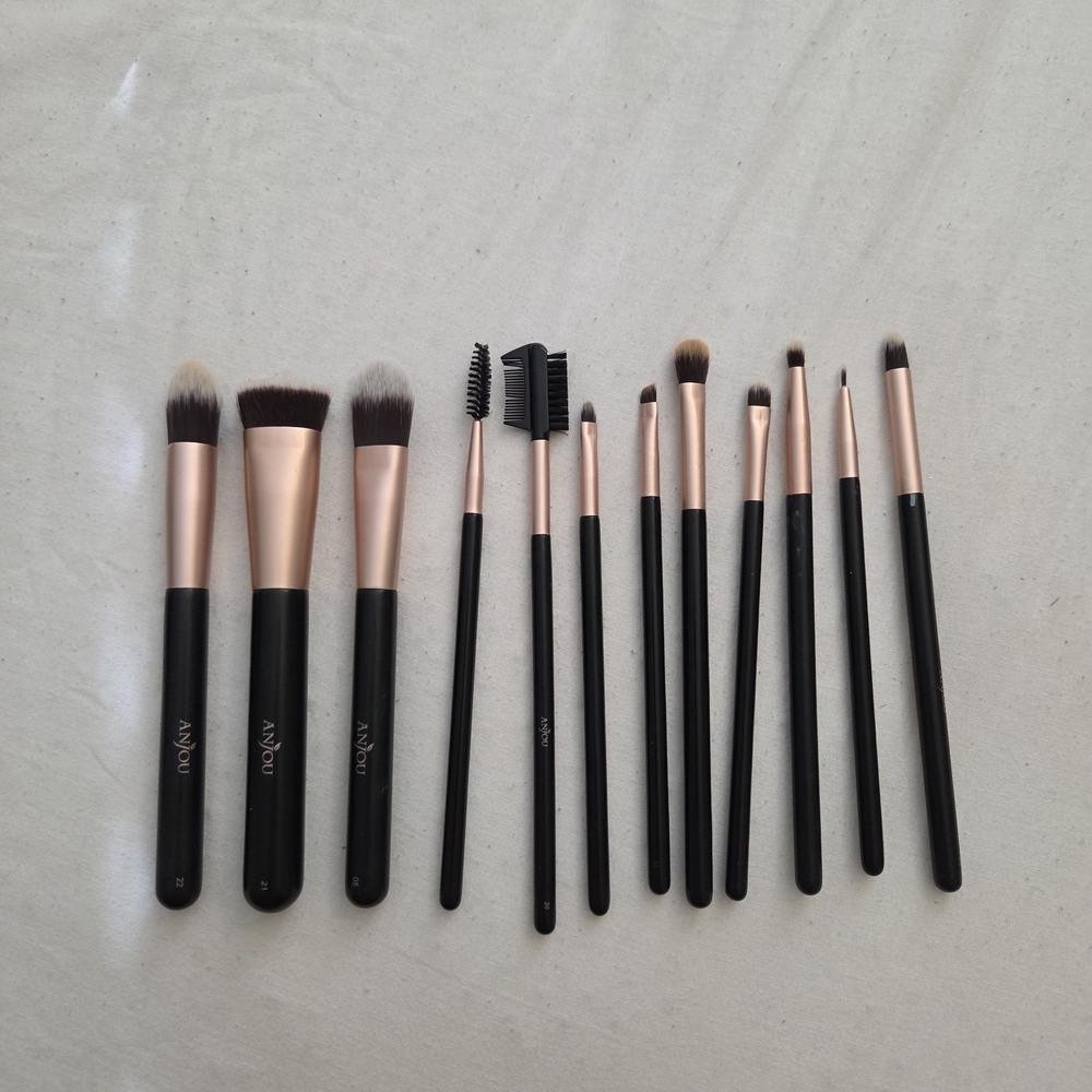 Professional Makeup Brush Set - Black and Gold